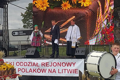 Jaroslavas Narkevičius (kairėje) ir kunigas Tadas Švedavičius / Nuotr. iš Tado Švedavičiaus „Facebook“ profilio