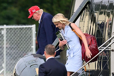 Kilo didžiulis skandalas dėl padėjėjos, kurią Trumpas pasiėmė į slaptąjį lėktuvą
