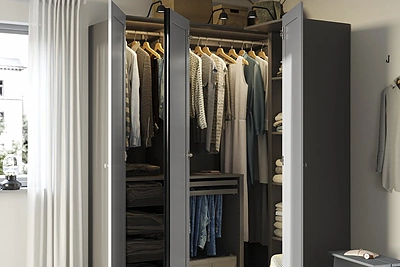 Žvilgsnis į Orijaus spintą: kaip joje telpa keli šimtai marškinėlių? / IKEA nuotr.