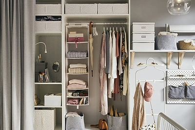 Žvilgsnis į Orijaus spintą: kaip joje telpa keli šimtai marškinėlių? / IKEA nuotr.