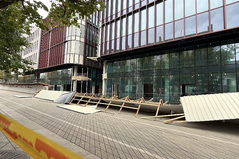 Kauno centre stiprus vėjo gūsis išvertė statybinę tvorą / 15min skaitytojo nuotr.