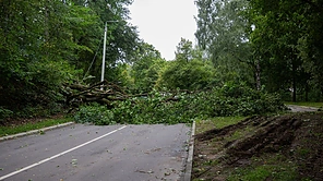 Stiprus vėjas Vilniuje varto daiktus