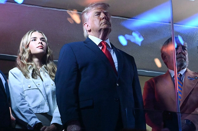 Donaldas Trumpas su anūke Kai / AFP/„Scanpix“ nuotr.