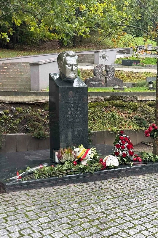 Algirdo Mykolo Brazausko kapas / Socialinių tinklų nuotr.
