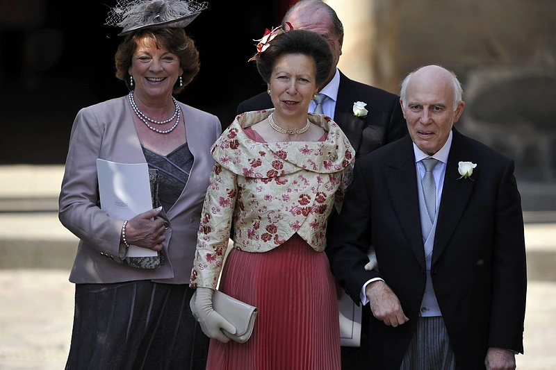 Princesė Anne ir Markas Phillipsas (gale, dešinėje), kartu su Mike'o Tindallo tėvais išeinantys po Zaros Phillips ir Mike'o Tindallo vestuvių Edinburgo „Canongate Kirk“ bažnyčioje / Scanpix nuotr.
