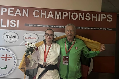 Dziudo imtynininkė Monika Aželionytė Europos čempionate 2025 m. su treneriu Algiu / Asmeninio arch. nuotr.