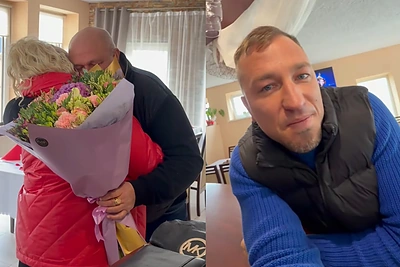 Karolis Akulavičius parodė, kaip tėtis po 40 metų santuokos pribloškė mamą: vaizdo įrašas – jaudina iki ašarų
