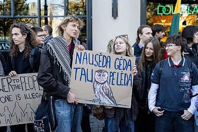 Vilniaus V. Kudirkos aikštėje rengiama „Demonstracija prieš rasizmą“ ir „Nacionalinio susivienijimo“ protestas prieš masinę imigraciją / Pauliaus Peleckio / BNS nuotr.